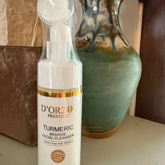 D’OR24K Turmeric Mousse Facial Cleanser - White and Gold - Picture 3 of 5